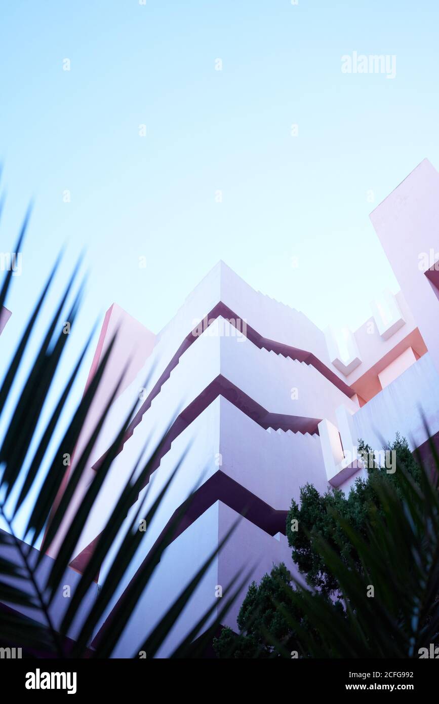 Construcción tradicional de color rosa intenso con escaleras Foto de stock