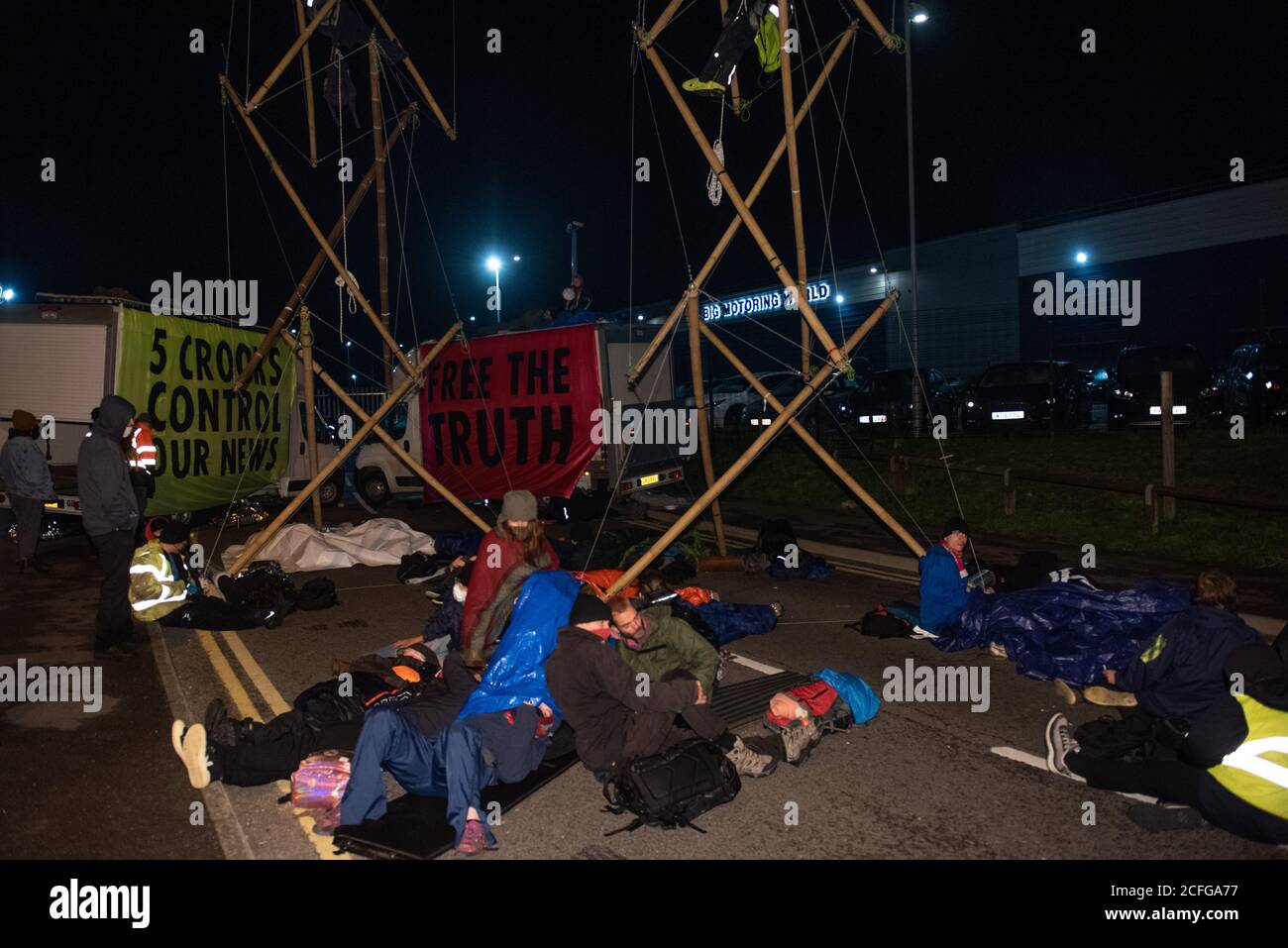 Extinción Rebelión llevada a cabo Acción directa no violenta para bloquear News las obras de impresión de International para protestar por la propiedad del Reino Unido por los oligarcas y su incapacidad para "decir la verdad" informan adecuadamente la escala de la crisis climática y su frecuente apoyo al escepticismo o denialismo climático. Times, Telegraph, Sun, Mail & Evening Standard no pudieron distribuir ediciones impresas. Crédito: Gareth Morris/Alamy Live News Foto de stock