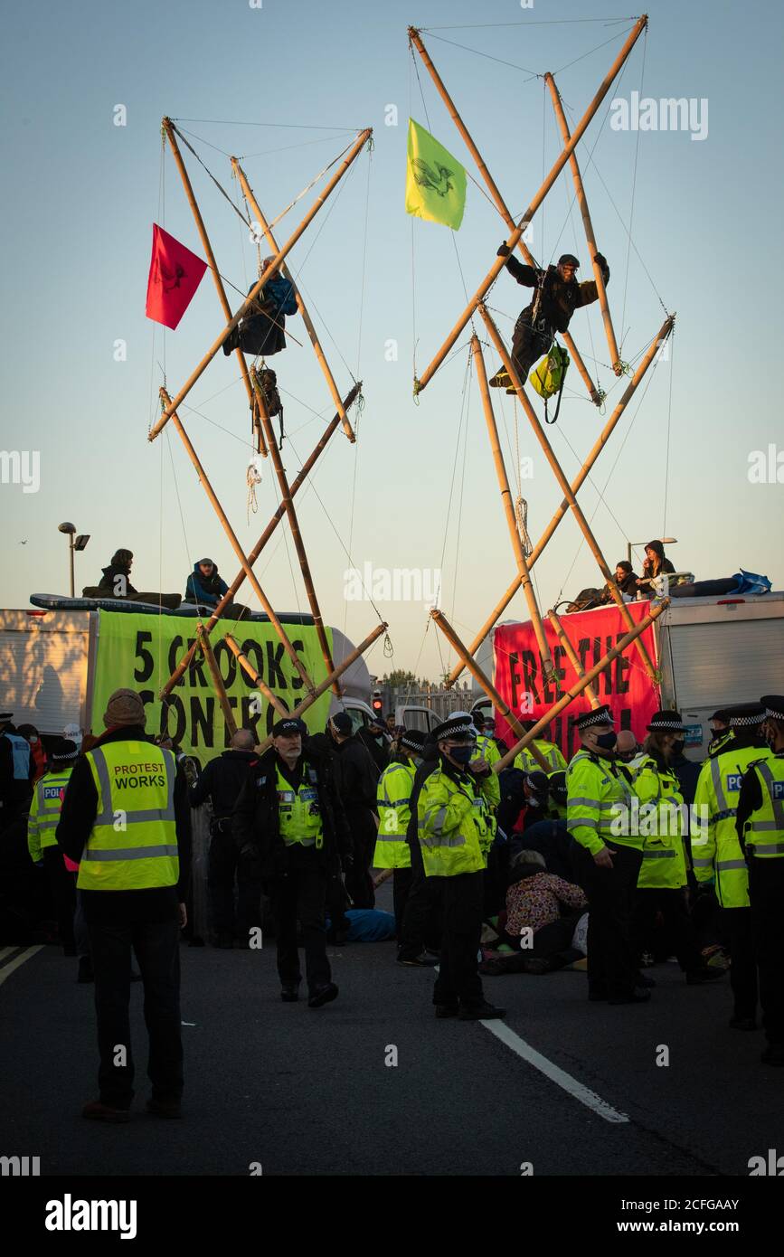 Extinción Rebelión llevada a cabo Acción directa no violenta para bloquear News las obras de impresión de International para protestar por la propiedad del Reino Unido por los oligarcas y su incapacidad para "decir la verdad" informan adecuadamente la escala de la crisis climática y su frecuente apoyo al escepticismo o denialismo climático. Times, Telegraph, Sun, Mail & Evening Standard no pudieron distribuir ediciones impresas. Crédito: Gareth Morris/Alamy Live News Foto de stock