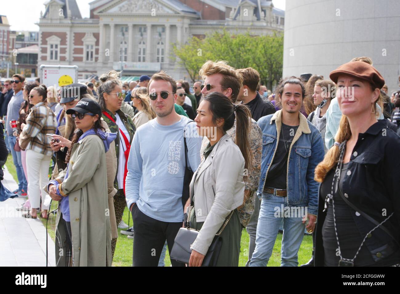 Los propietarios de clubes nocturnos y clubes nocturnos, el personal y los artistas protestan en Museumplein en medio de la pandemia de Coronavirus el 5 de septiembre de 2020 en Amsterdam, países Bajos para llamar la atención sobre los problemas de los clubes y discotecas causados por la pandemia de coronavirus. Debido a las medidas de corona, los clubes y discotecas no pueden abrirse de la manera habitual, se les permite recibir a los clientes en una especie de café, cuando los grupos tienen que sentarse y mantener una distancia de 1.5 metros y la inspección sería estricta, varios clubes decidieron cerrar de nuevo. (Foto de Paulo Amorim/Sipa USA) Foto de stock