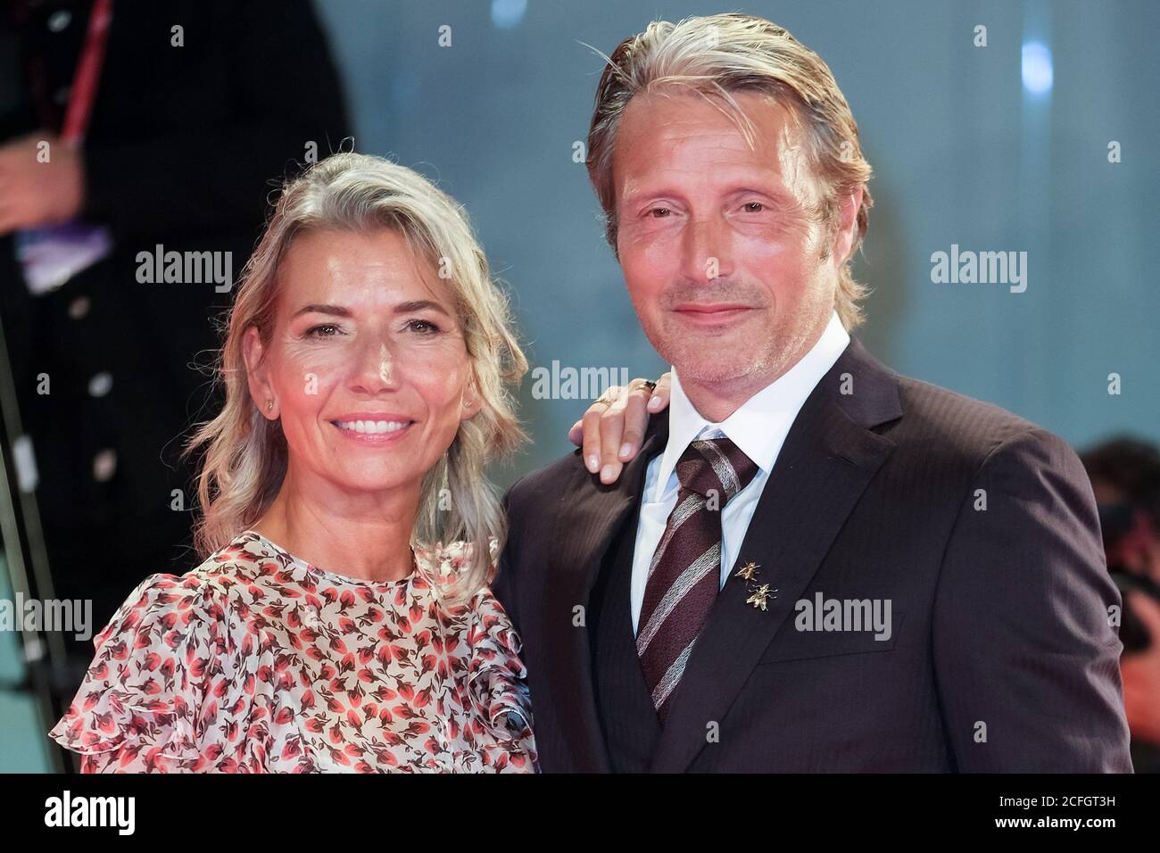 Palacio del Cine, Lido, Venecia, Italia. 5 de septiembre de 2020. Hanne Jacobsen, Mads Mikkelsen posan sobre la alfombra roja en el Premio Kineo. Imagen de crédito: Julie Edwards/Alamy Live News Foto de stock