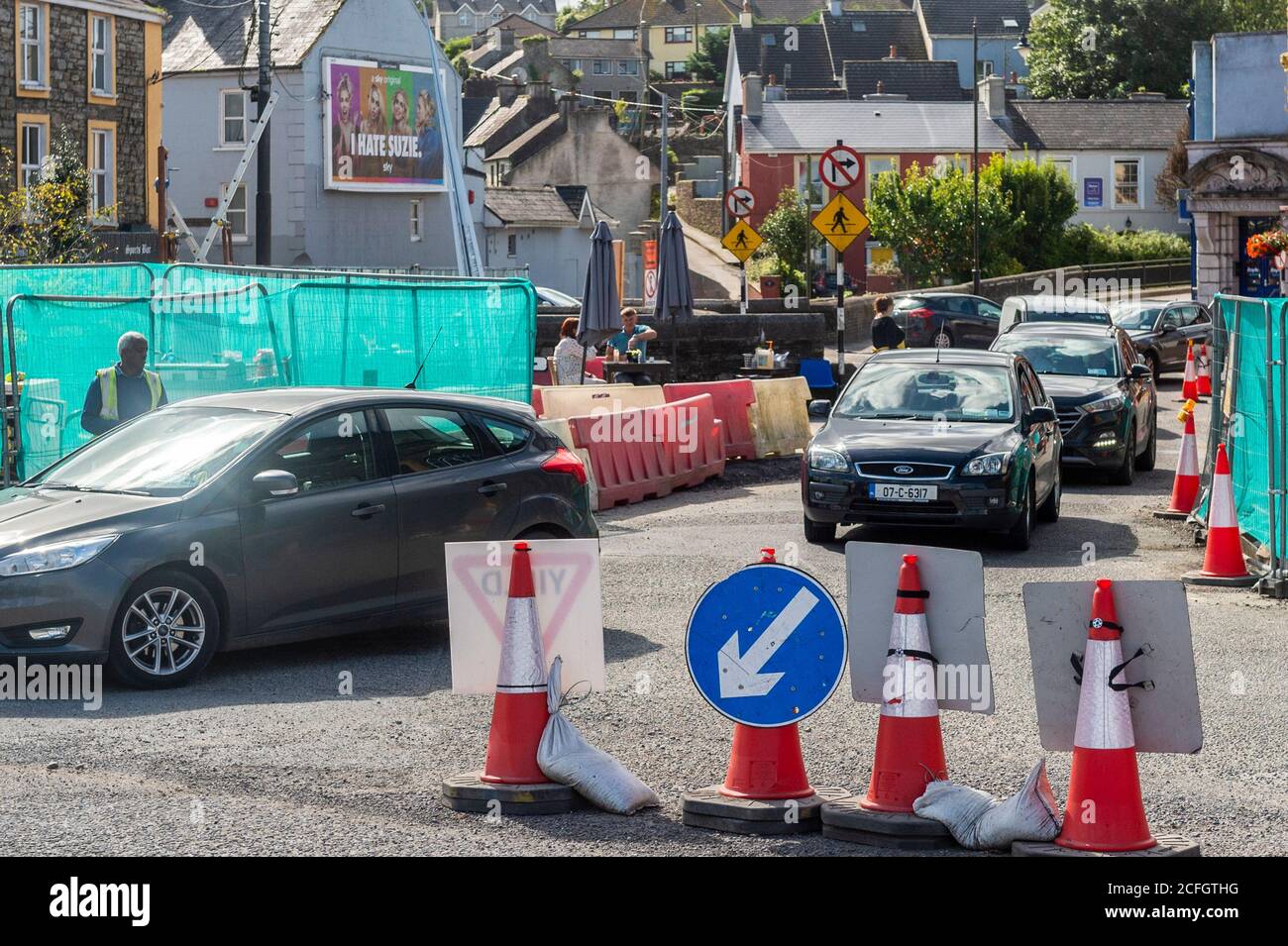Bandon, West Cork, Irlanda. 5 de septiembre de 2020. La carretera funciona en el lugar de San Finbarr, Bandon todavía están causando el caos de tráfico en la ciudad, casi un mes después de que comenzaron. Las obras tienen como objetivo la mejora de la red de alcantarillado y de suministro de agua de la ciudad. Crédito: AG News/Alamy Live News Foto de stock