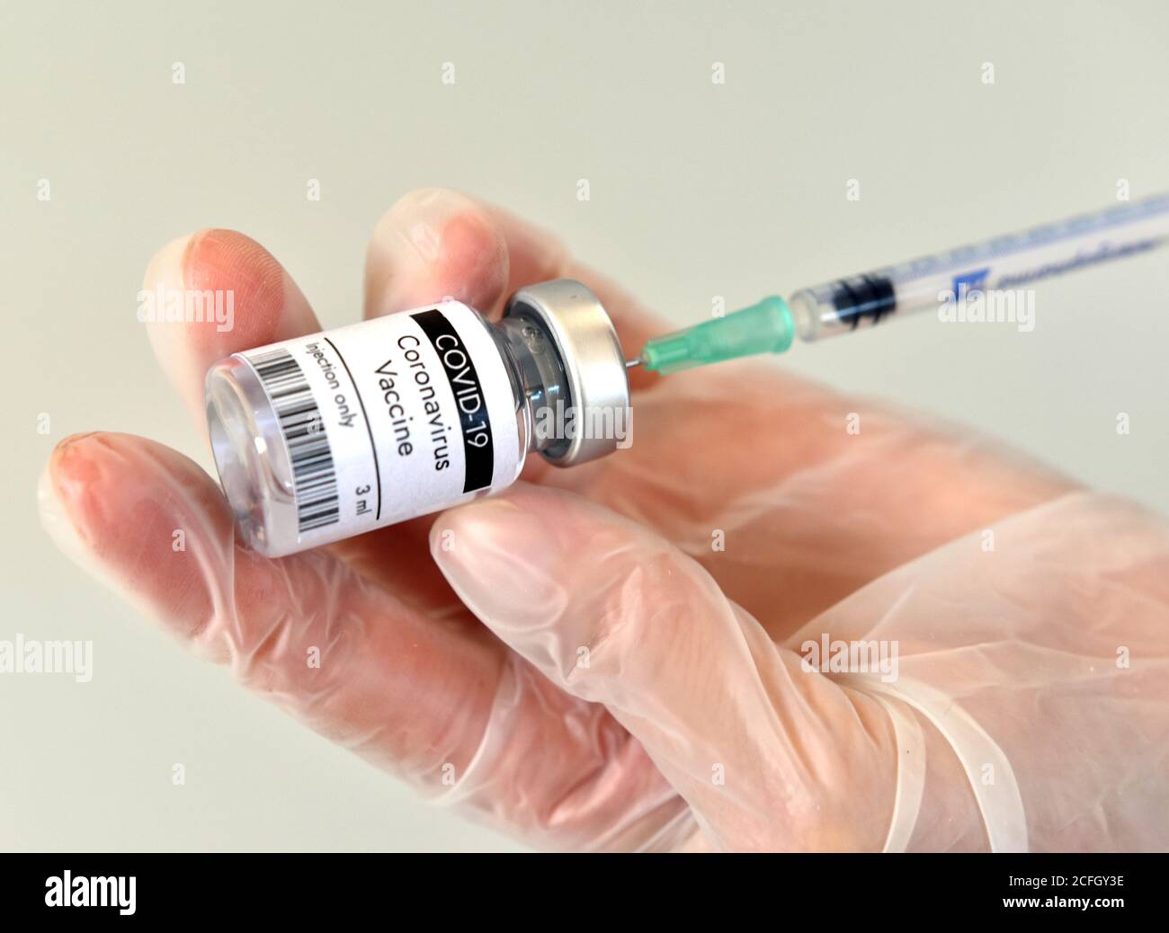 Vacuna contra el coronavirus en vial en la tercera fase de ensayo en el laboratorio de moderna Pfizer en EE.UU. Vacuna COVID-19. Concepto médico y sanitario Foto de stock