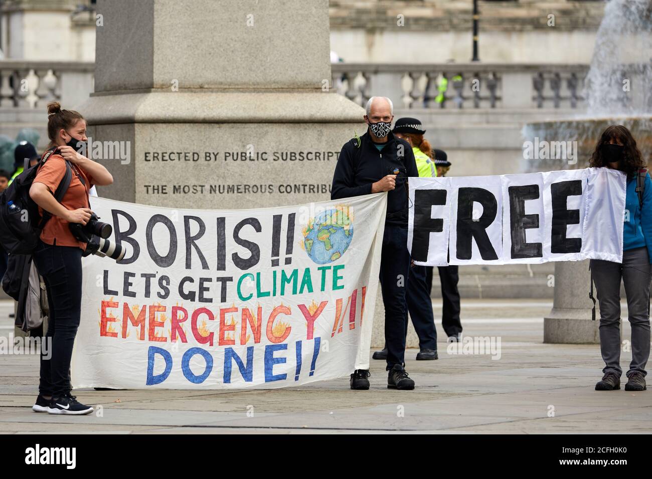 Londres, Reino Unido. - 5 de septiembre de 2020: Los manifestantes sostienen la bandera - con un mensaje dirigido al primer ministro Boris Johnson - en una manifestación de extinción Rebelión en Trafalgar Square. Foto de stock
