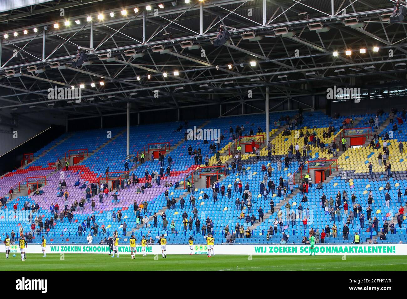 ARNHEM, PAÍSES BAJOS - 5 DE SEPTIEMBRE: Fans de Vitesse con distanciamiento social antes del partido amistoso entre Vitesse y SV Darmstadt 98 el 5 de septiembre de 2020 en Arnhem, países Bajos. *** Título local *** Foto de stock