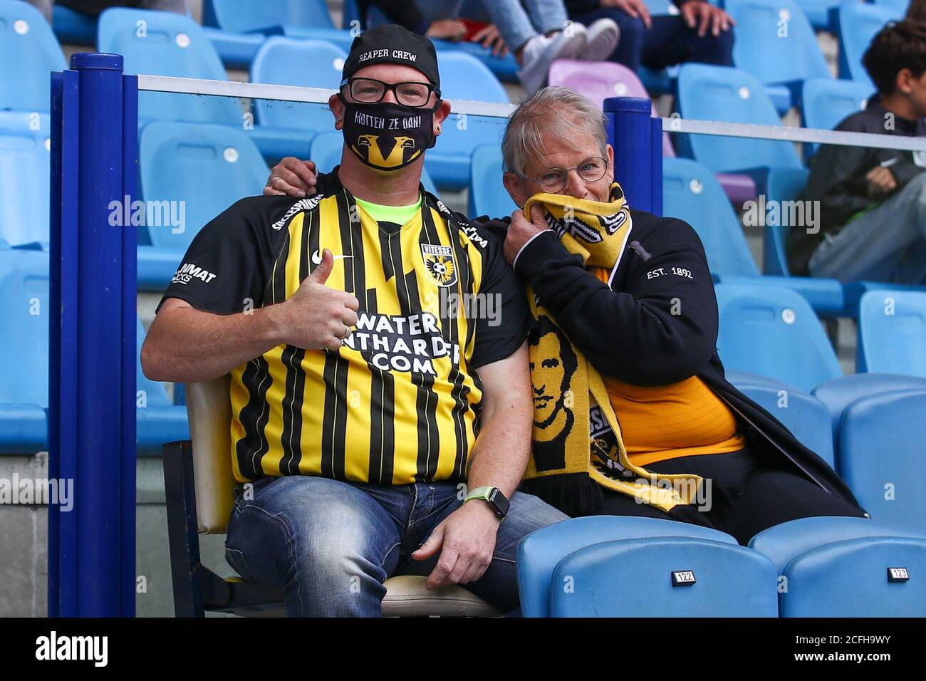 ARNHEM, PAÍSES BAJOS - 5 DE SEPTIEMBRE: Los fans de Vitesse con una máscara para la boca antes del partido amistoso entre Vitesse y SV Darmstadt 98 el 5 de septiembre de 2020 en Arnhem, países Bajos. *** Título local *** Foto de stock