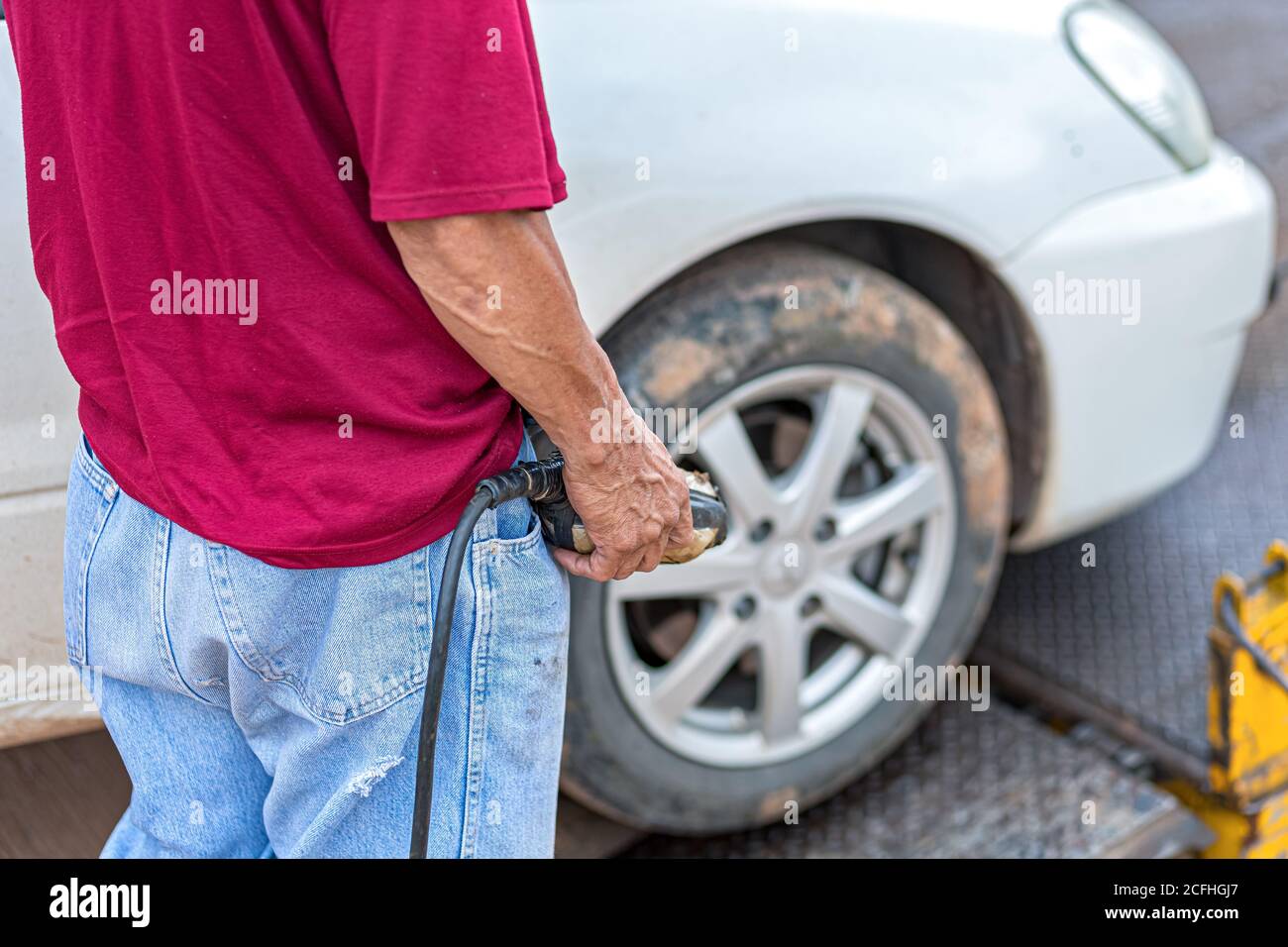 Un hombre mano sostiene el carro con control remoto en el estacionamiento. Daños y accidentes de coche Fotografía de stock - Alamy
