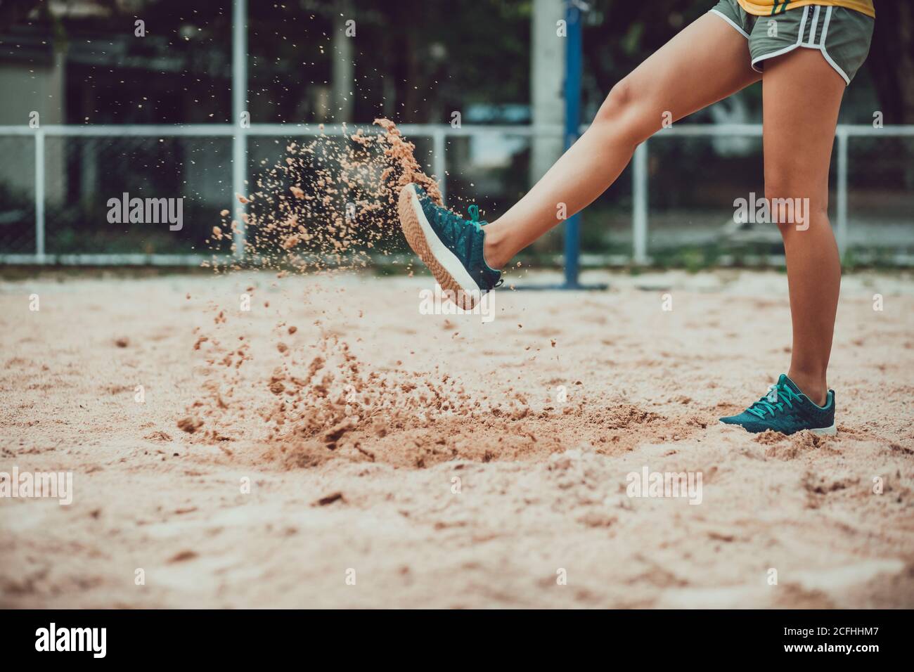 las mujeres del deporte de la pierna patean arena porque fallan la competencia. Foto de stock