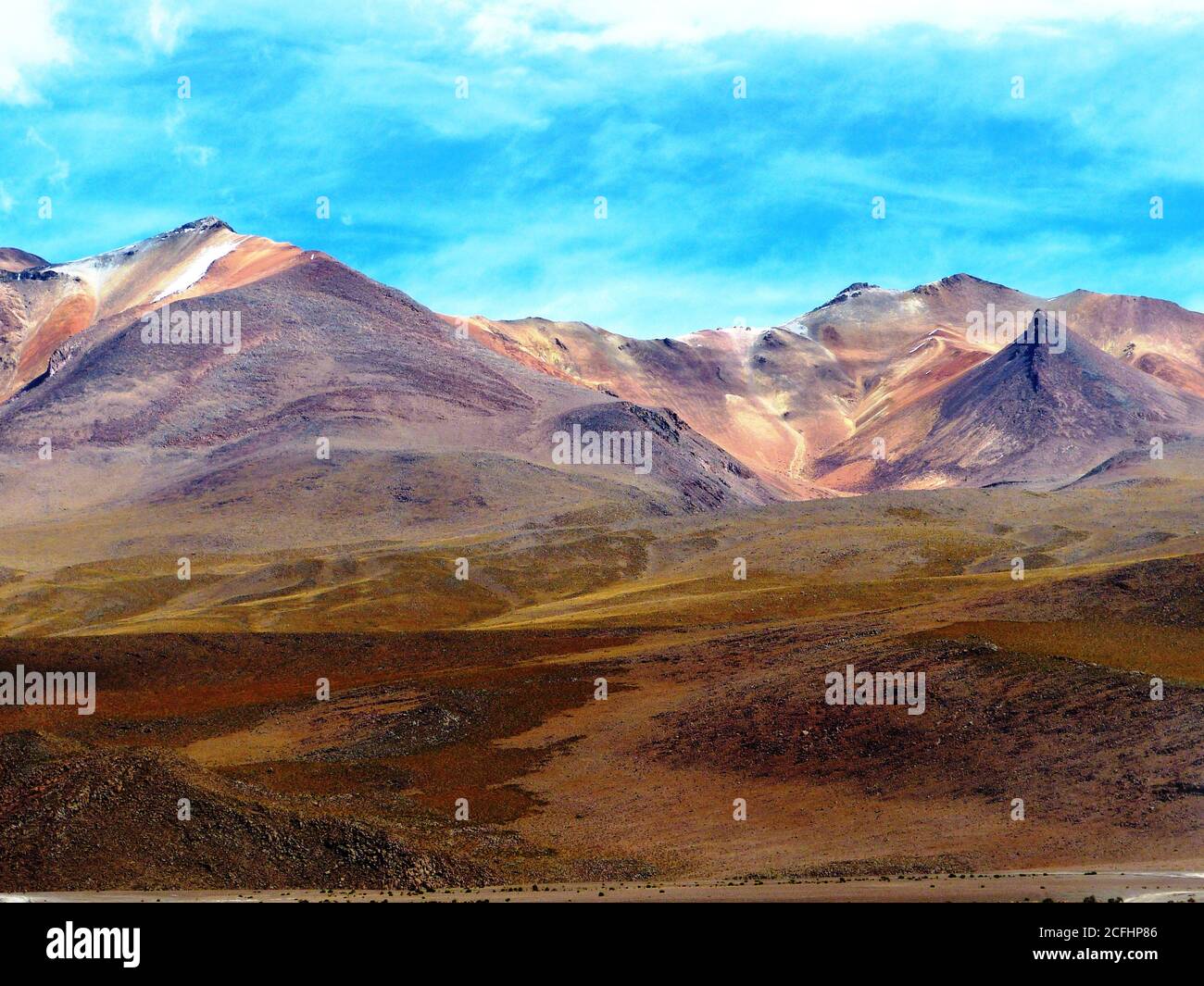 Desierto de Salvador Dalí el Valle de Dalí es un valle escenografía extremadamente árido de Potosí, Bolivia y se caracteriza por paisajes surrealistas. Color brillante m Foto de stock