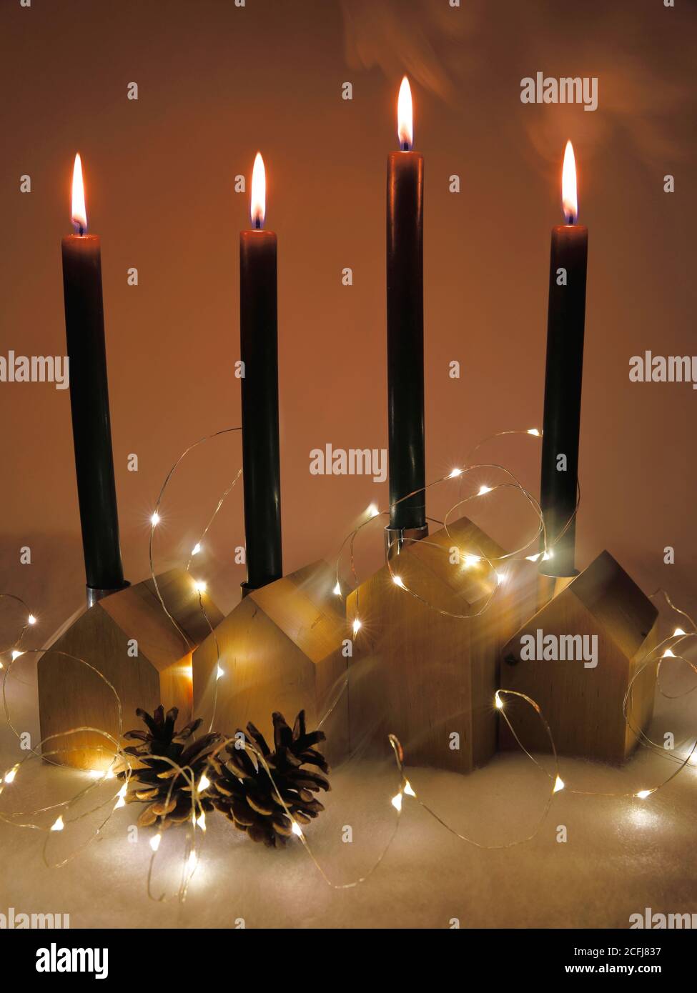 Cuatro velas decorativas y pequeñas casas de madera para Navidad Fotografía  de stock - Alamy