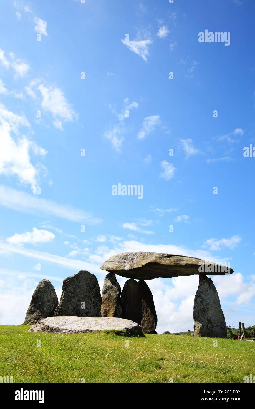 La cámara de enterramiento de piedra megalítica prehistórica de Pentre Ifan en Pembrokeshire Gales Reino Unido, que es una popular atracción turística destino turístico Foto de stock