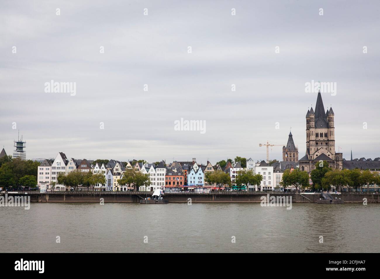 Vista a través del río Rin a la parte antigua de la ciudad con la iglesia Gross San Martín, Colonia, Alemania. Blick ueber den Rhein zur Altstadt mit de Foto de stock