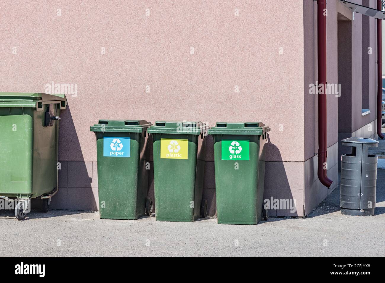 Contenedores para la recogida de residuos. Foto de stock
