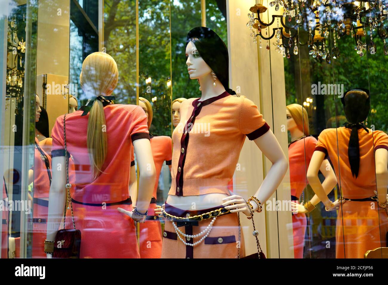 Escaparate de la tienda de diseño francés Chanel en el lujoso bulevar comercial Königsallee con maniquíes que muestran la última moda. Foto de stock