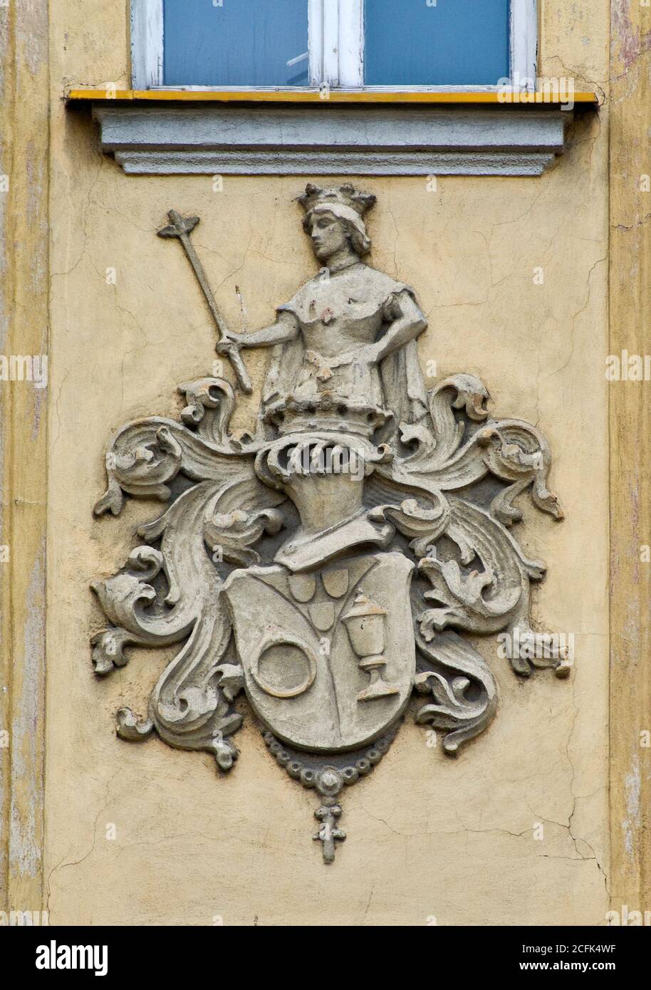 Escudo de armas en casa en Rynek (Plaza del mercado) en Ząbkowice Śląskie en la región de Baja Silesia, Polonia Foto de stock