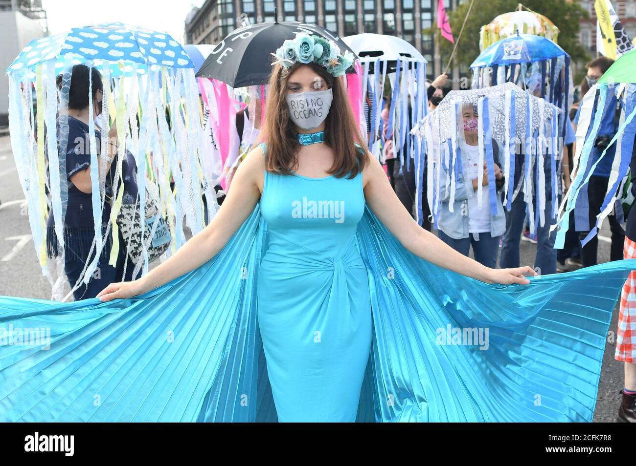 Los manifestantes participan durante una marcha de extinción marina, parte de una protesta por la rebelión de extinción en Westminster, en el centro de Londres. Foto de stock