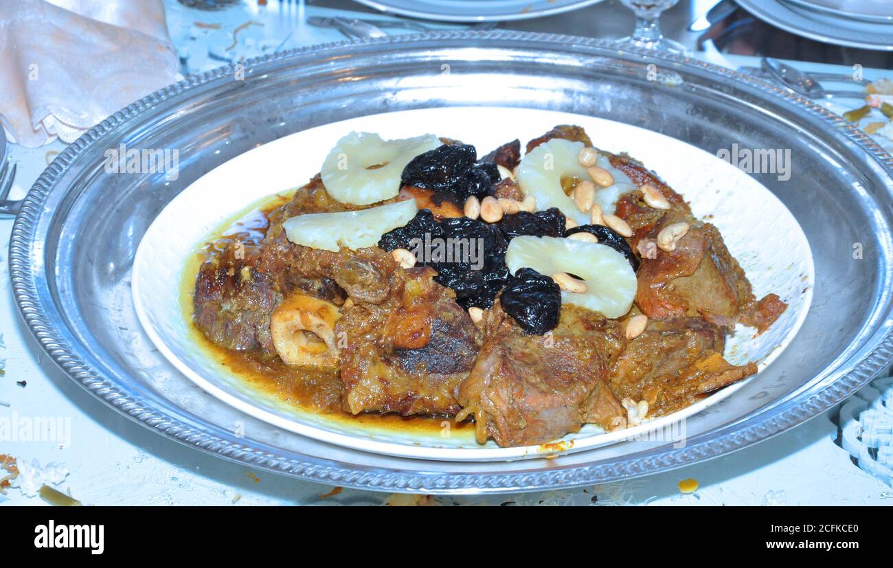 Tagine marroquí con carne, piña y ciruela seca. Uno de los platos más famosos de Marruecos y del mundo. Foto de stock