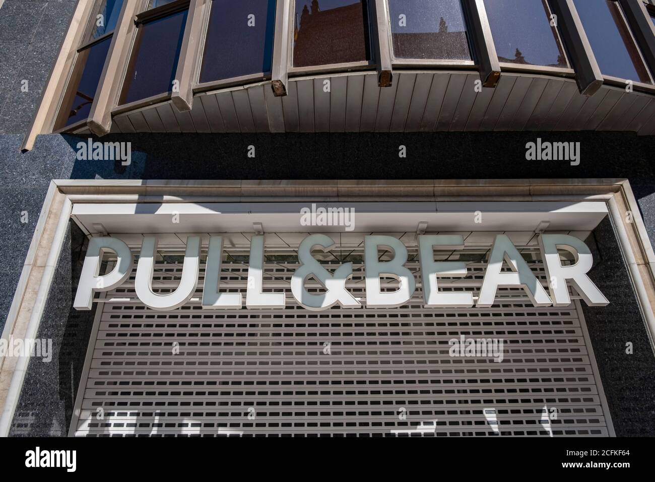 Barcelona, España. 6 de septiembre de 2020. El logotipo Pull Bear, una de las marcas del grupo Inditex que se encuentra el centro comercial de Portal del l'Àngel de Barcelona.tras