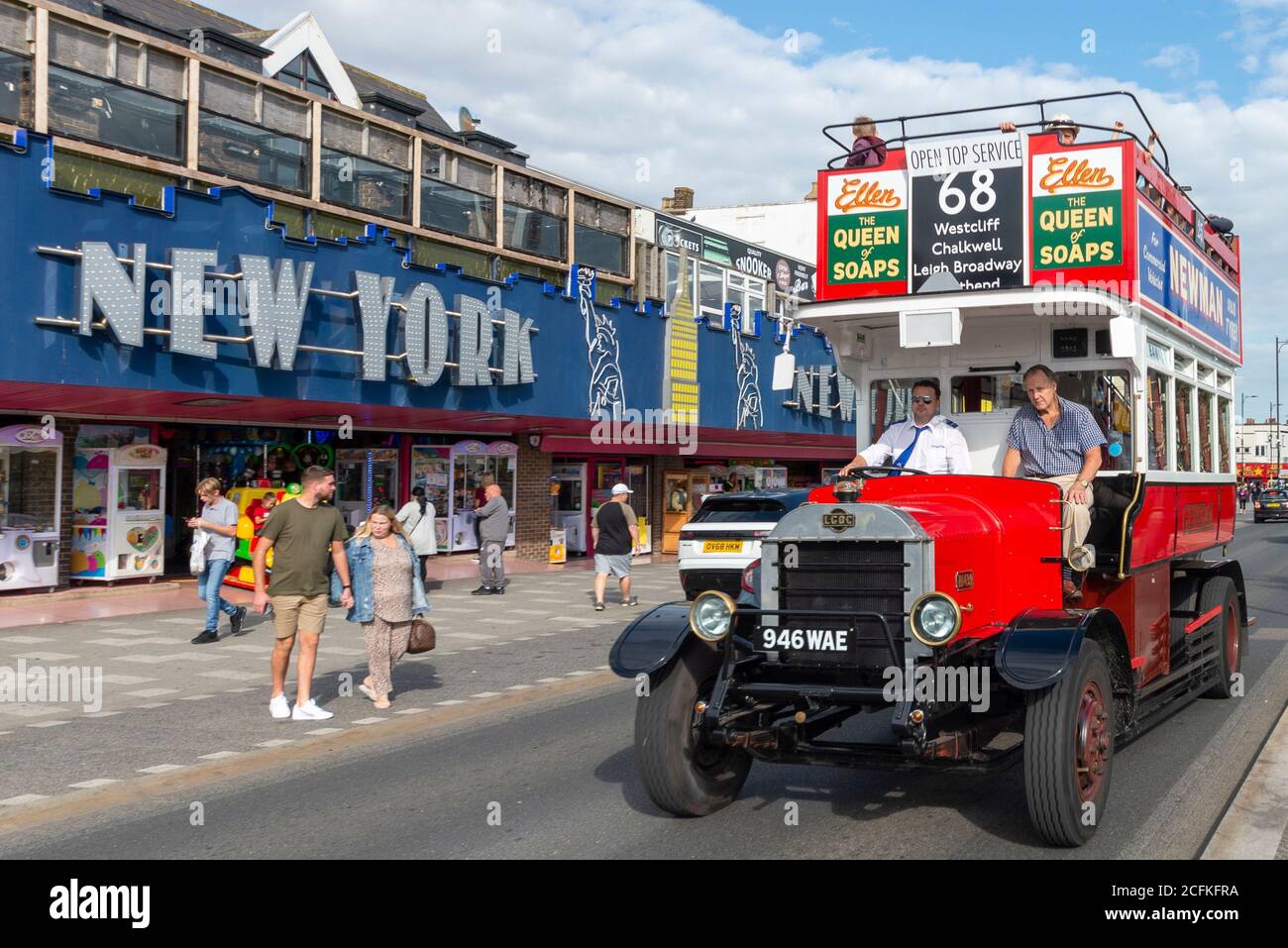 Southend on sea, Essex, Reino Unido. 6 de septiembre de 2020. La compañía de autobuses Ensignbus ha estado ejecutando un servicio de autobuses programados con techo abierto desde Leigh on sea hasta Southend Pier durante todo el verano, como la ruta 68 y nombrado el Servicio de Seaside. A medida que la temporada llega a su fin, la empresa tiene hoy en día un '68 Extravaganza', y utilizó una serie de vehículos especiales en la ruta, como una réplica de 1913 B-TYPE (en la imagen), 1971 Daimler Fleetline, un antiguo autobús turístico de Londres 1984 MCW Metroliner, y autobuses "invitados" Foto de stock