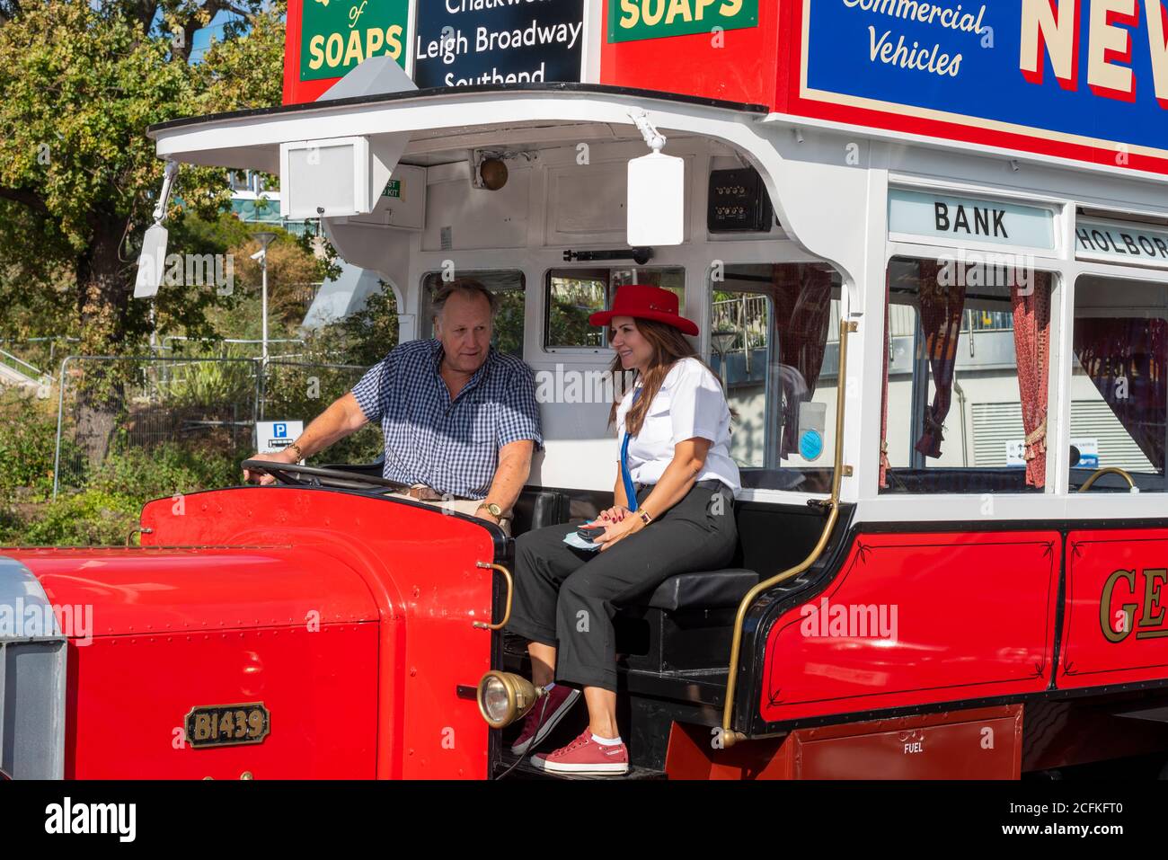 Southend on sea, Essex, Reino Unido. 6 de septiembre de 2020. La compañía de autobuses Ensignbus ha estado ejecutando un servicio de autobuses programados con techo abierto desde Leigh on sea hasta Southend Pier durante todo el verano, como la ruta 68 y nombrado el Servicio de Seaside. A medida que la temporada llega a su fin, la empresa tiene hoy en día un '68 Extravaganza', y utilizó una serie de vehículos especiales en la ruta, como una réplica de 1913 B-TYPE (en la imagen), 1971 Daimler Fleetline, un antiguo autobús turístico de Londres 1984 MCW Metroliner, y autobuses "invitados" Foto de stock