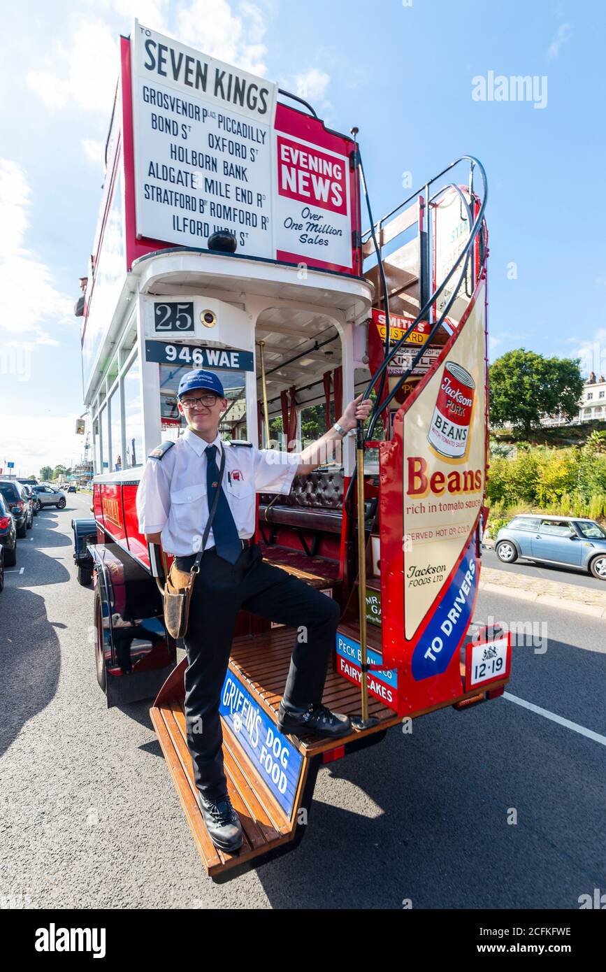 Southend on sea, Essex, Reino Unido. 6 de septiembre de 2020. La compañía de autobuses Ensignbus ha estado ejecutando un servicio de autobuses programados con techo abierto desde Leigh on sea hasta Southend Pier durante todo el verano, como la ruta 68 y nombrado el Servicio de Seaside. A medida que la temporada llega a su fin, la empresa tiene hoy en día un '68 Extravaganza', y utilizó una serie de vehículos especiales en la ruta, como una réplica de 1913 B-TYPE (en la imagen), 1971 Daimler Fleetline, un antiguo autobús turístico de Londres 1984 MCW Metroliner, y autobuses "invitados" Foto de stock