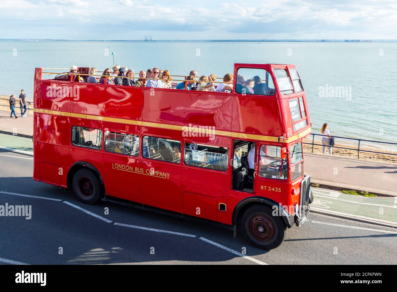 Southend on sea, Essex, Reino Unido. 6 de septiembre de 2020. La compañía de autobuses Ensignbus ha estado ejecutando un servicio de autobuses programados con techo abierto desde Leigh on sea hasta Southend Pier durante todo el verano, como la ruta 68 y nombrado el Servicio de Seaside. A medida que la temporada llega a su fin, la empresa tiene hoy un '68 Extravaganza', y utilizó una serie de vehículos especiales en la ruta, como una réplica de 1913 B-TYPE, 1971 Daimler Fleetline, un antiguo autobús turístico de Londres 1984 MCW Metroliner, Y autobuses "invitados" - como AEC Regent III en la foto Foto de stock