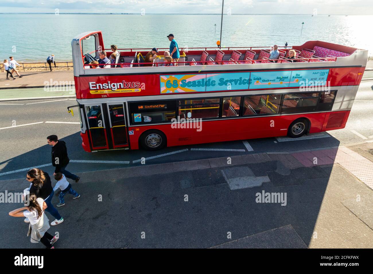 Southend on sea, Essex, Reino Unido. 6 de septiembre de 2020. La compañía de autobuses Ensignbus ha estado ejecutando un servicio de autobuses programados con techo abierto desde Leigh on sea hasta Southend Pier durante todo el verano, como la ruta 68 y nombrado el Servicio de Seaside. A medida que la temporada llega a su fin, la empresa tiene hoy en día un '68 Extravaganza', y utilizó una serie de vehículos especiales en la ruta, como una réplica de 1913 B-TYPE, 1971 Daimler Fleetline, un antiguo autobús turístico de Londres 1984 MCW Metroliner, y autobuses "invitados" Foto de stock