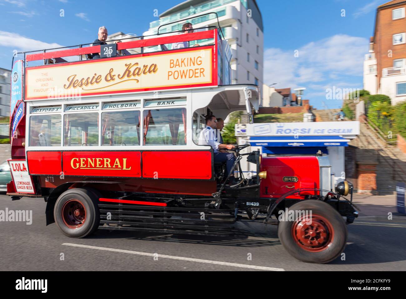 Southend on sea, Essex, Reino Unido. 6 de septiembre de 2020. La compañía de autobuses Ensignbus ha estado ejecutando un servicio de autobuses programados con techo abierto desde Leigh on sea hasta Southend Pier durante todo el verano, como la ruta 68 y nombrado el Servicio de Seaside. A medida que la temporada llega a su fin, la empresa tiene hoy en día un '68 Extravaganza', y utilizó una serie de vehículos especiales en la ruta, como una réplica de 1913 B-TYPE (en la imagen), 1971 Daimler Fleetline, un antiguo autobús turístico de Londres 1984 MCW Metroliner, y autobuses "invitados" Foto de stock