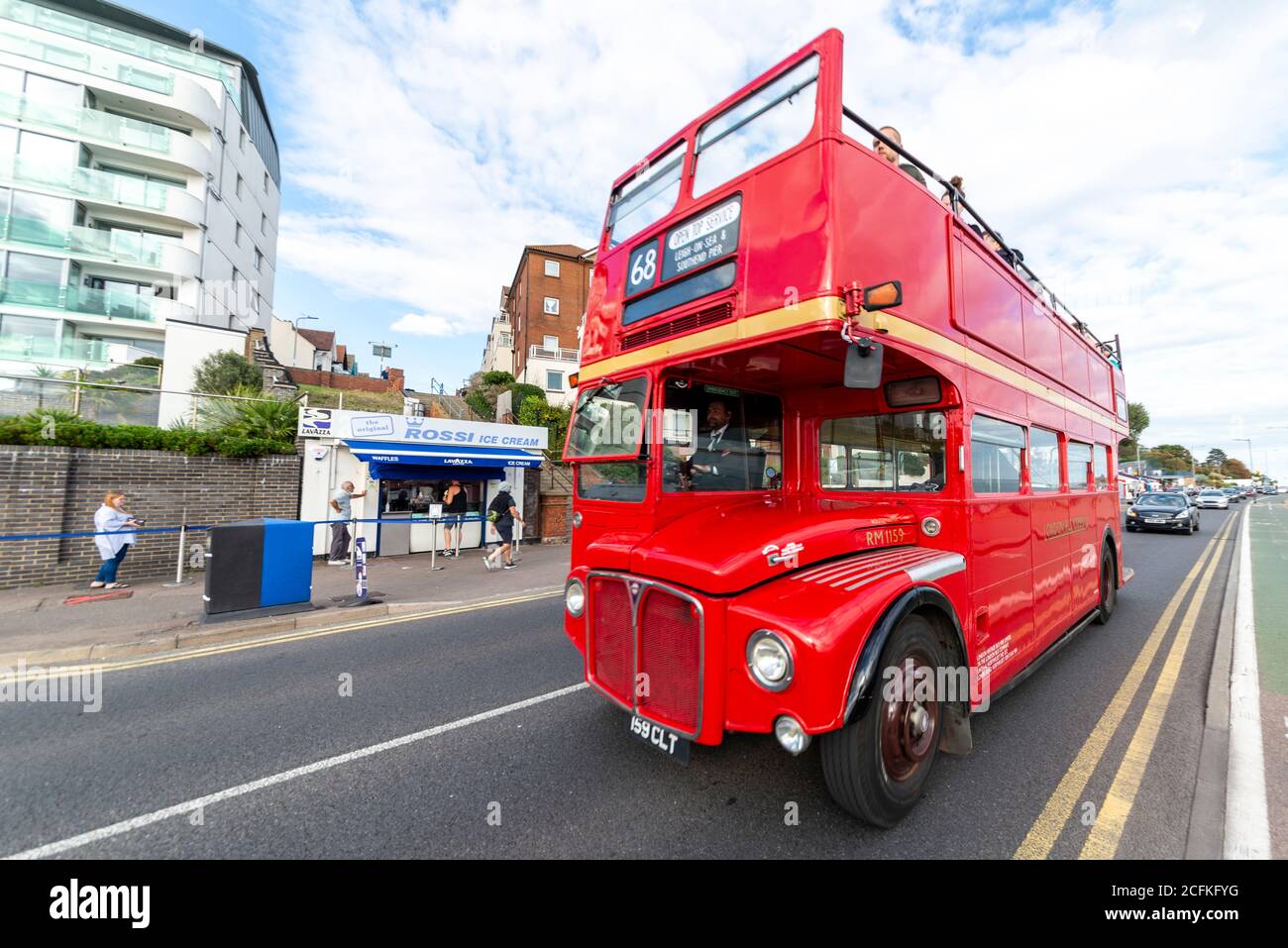 Southend on sea, Essex, Reino Unido. 6 de septiembre de 2020. La compañía de autobuses Ensignbus ha estado ejecutando un servicio de autobuses programados con techo abierto desde Leigh on sea hasta Southend Pier durante todo el verano, como la ruta 68 y nombrado el Servicio de Seaside. A medida que la temporada llega a su fin, la empresa tiene hoy en día un '68 Extravaganza', y utilizó una serie de vehículos especiales en la ruta, como una réplica de 1913 B-TYPE, 1971 Daimler Fleetline, un antiguo autobús turístico de Londres 1984 MCW Metroliner, y autobuses "invitados" - como Routemaster foto Foto de stock