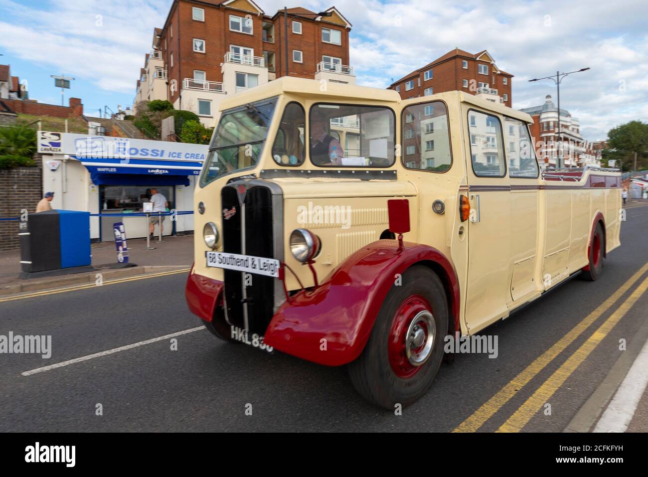 Southend on sea, Essex, Reino Unido. 6 de septiembre de 2020. La compañía de autobuses Ensignbus ha estado ejecutando un servicio de autobuses programados con techo abierto desde Leigh on sea hasta Southend Pier durante todo el verano, como la ruta 68 y nombrado el Servicio de Seaside. A medida que la temporada llega a su fin, la empresa tiene hoy un '68 Extravaganza', y utilizó una serie de vehículos especiales en la ruta, como una réplica de 1913 B-TYPE, 1971 Daimler Fleetline, un antiguo autobús turístico de Londres 1984 MCW Metroliner, Y autobuses "invitados" - como AEC Regal III en la foto Foto de stock