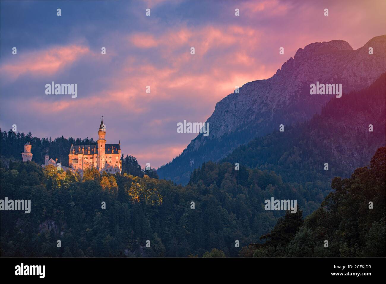 Hermosas vistas del famoso castillo de Neuschwanstein, el siglo XIX Renacimiento románico Palacio construido por el rey Ludwig II en un escarpado acantilado cerca Foto de stock