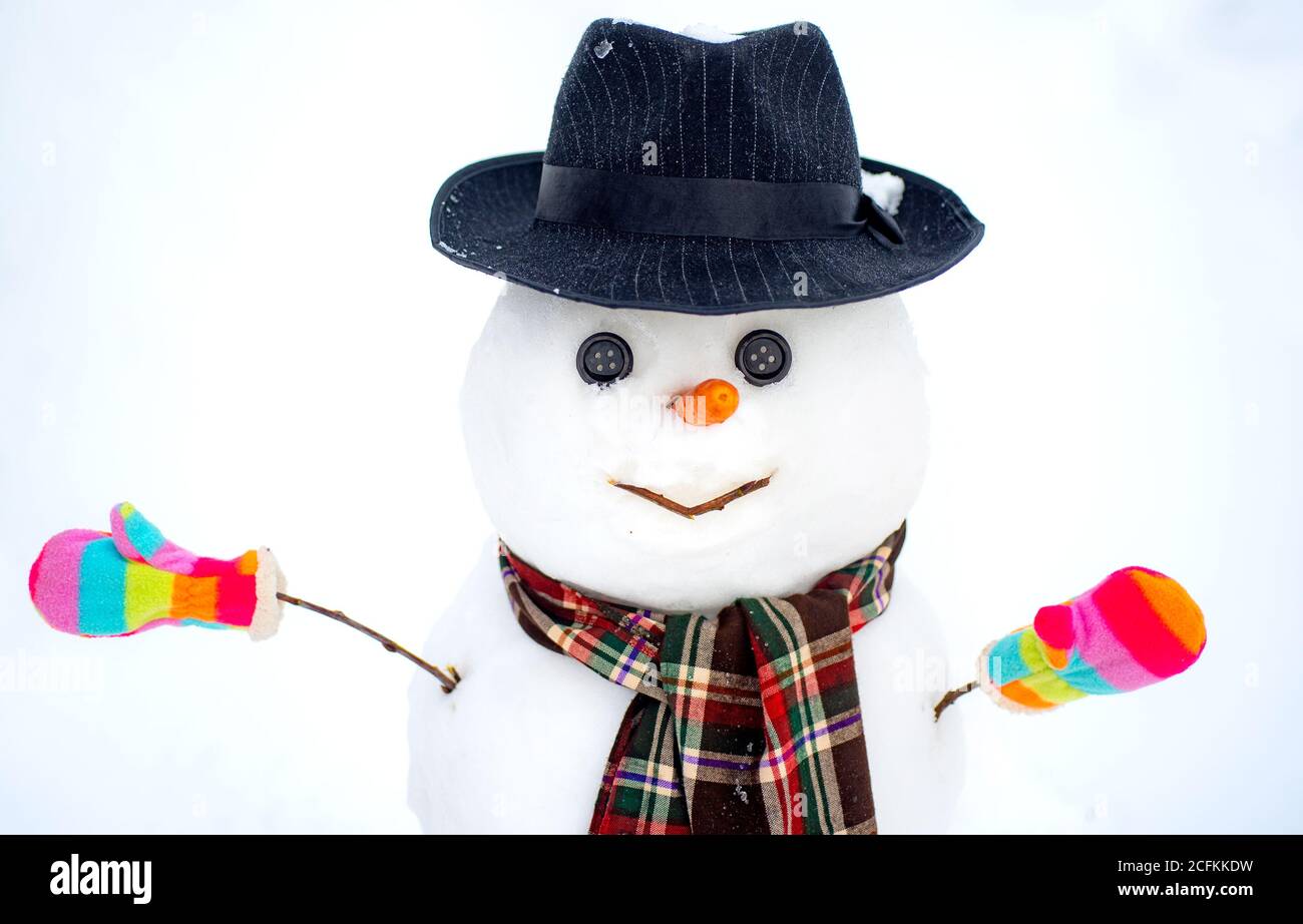Primer plano de muñeco de nieve de pie en sombrero y bufanda con nariz  roja. Hombre de nieve aislado en blanco Fotografía de stock - Alamy