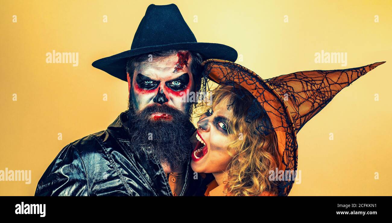 Hombre y mujer llevando ropa de Halloween. Familia joven divertida, pareja  de fiesta Fotografía de stock - Alamy