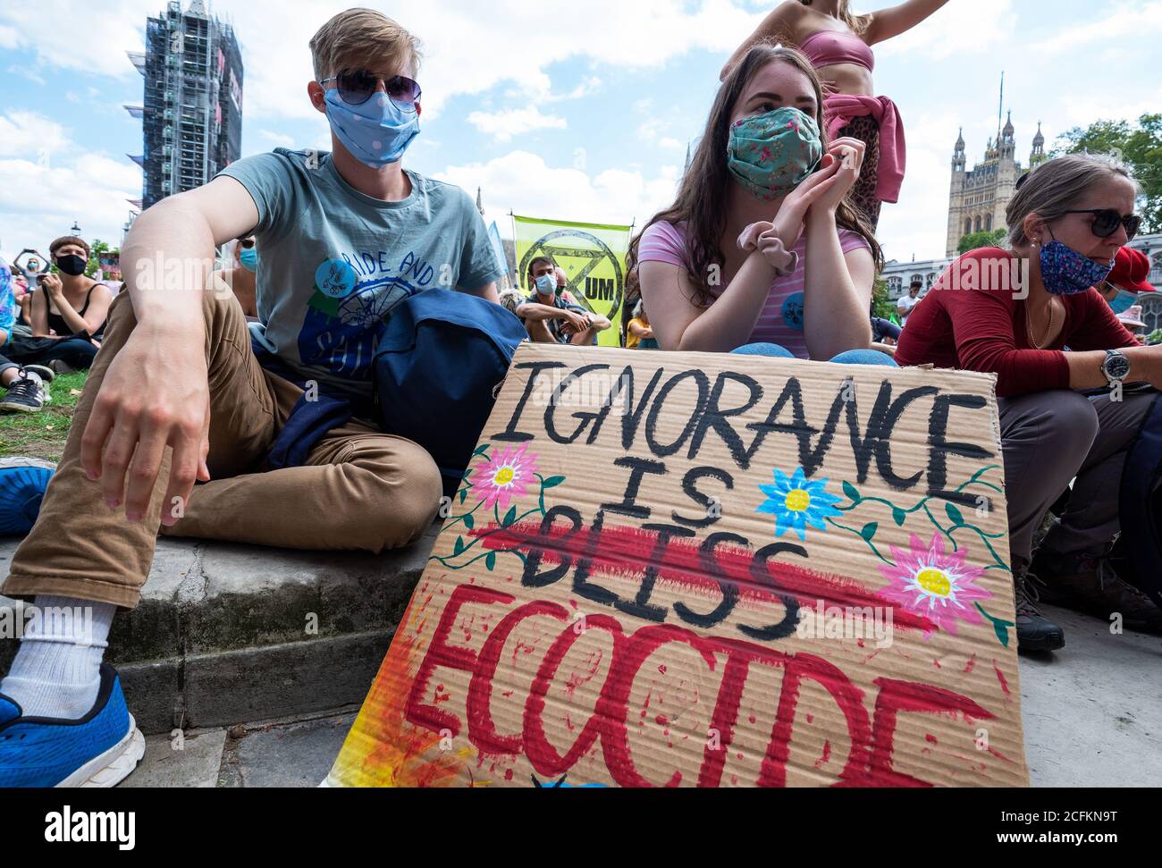 Westminster, Londres, Reino Unido. 1 de septiembre de 2020. Rebelión extinción protesta de Londres, primera de 10 días de acciones planeadas para el cambio climático. Los manifestantes anteriores del XR habían marchado con pancartas y pancartas desde la plaza Trafalgar y la plaza del Parlamento ocupada y las carreteras que la rodeaban. Los manifestantes pedían al Parlamento que respalde el proyecto de ley sobre el clima y la emergencia ecológica (proyecto de ley CEE). A medida que avanzaba el tiempo, la Policía Metropolitana hizo arrestos, limpiando la zona frente al Parlamento, y algunos manifestantes comenzaron a irse. Se planearon múltiples protestas en todo el Reino Unido. Crédito: Stephen Bell/Alamy Foto de stock