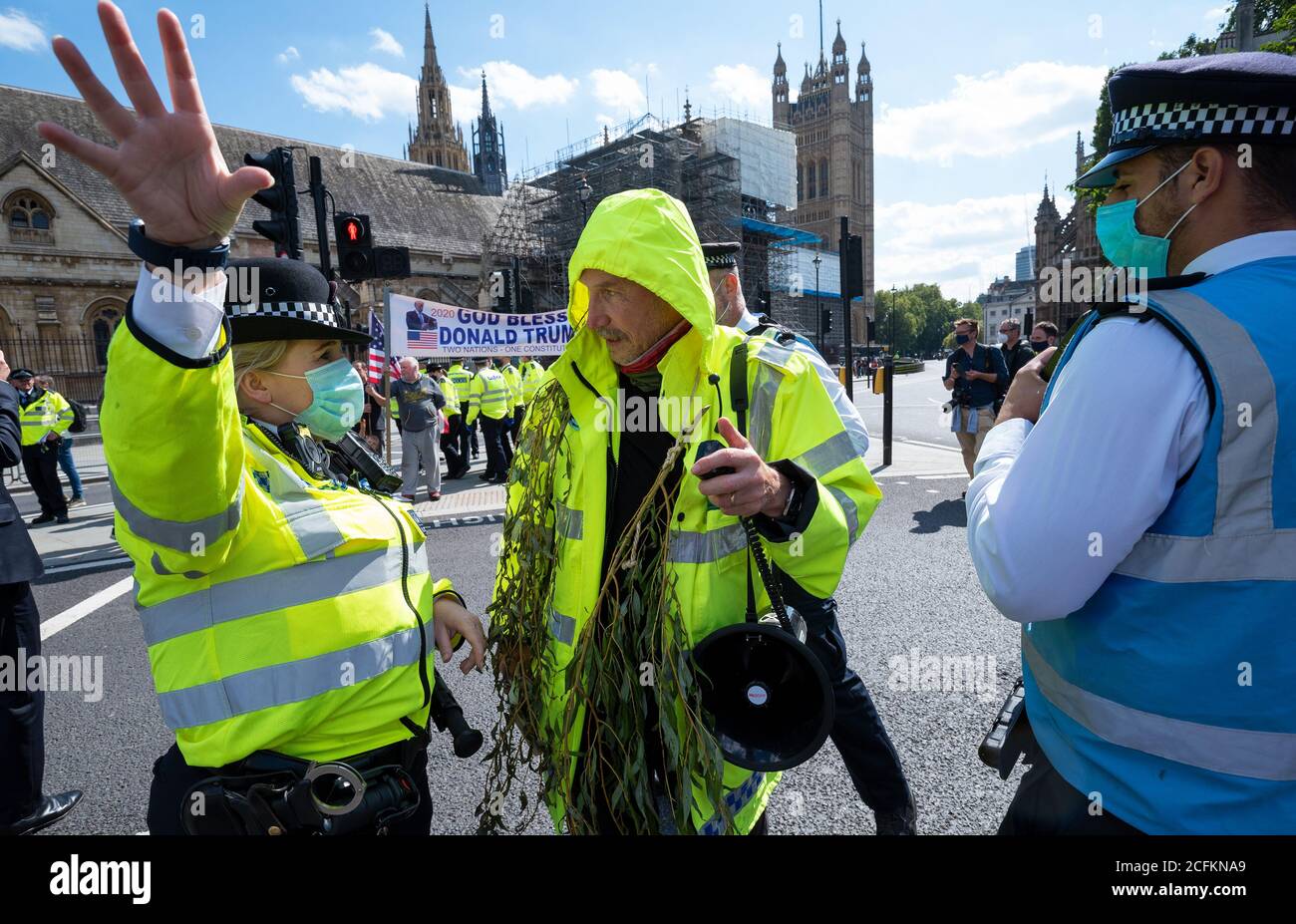 Westminster, Londres, Reino Unido. 1 de septiembre de 2020. Rebelión extinción protesta de Londres, primera de 10 días de acciones planeadas para el cambio climático. Los manifestantes anteriores del XR habían marchado con pancartas y pancartas desde la plaza Trafalgar y la plaza del Parlamento ocupada y las carreteras que la rodeaban. Los manifestantes pedían al Parlamento que respalde el proyecto de ley sobre el clima y la emergencia ecológica (proyecto de ley CEE). A medida que avanzaba el tiempo, la Policía Metropolitana hizo arrestos, limpiando la zona frente al Parlamento, y algunos manifestantes comenzaron a irse. Se planearon múltiples protestas en todo el Reino Unido. Crédito: Stephen Bell/Alamy Foto de stock