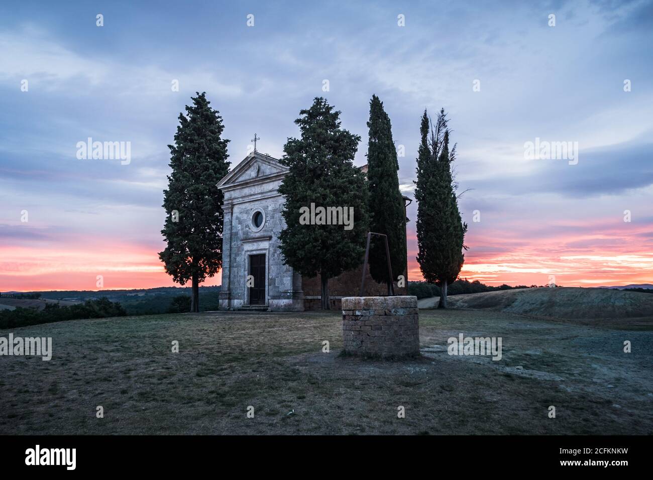 Capilla Cappella della Madonna di Vitaleta en Val d' Orcia, Toscana, Italia al amanecer o al amanecer en la romántica y misteriosa primera Luz Foto de stock