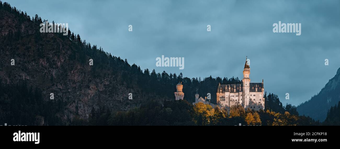 Hermosas vistas del famoso castillo de Neuschwanstein, el siglo XIX Renacimiento románico Palacio construido por el rey Ludwig II en un escarpado acantilado cerca Foto de stock