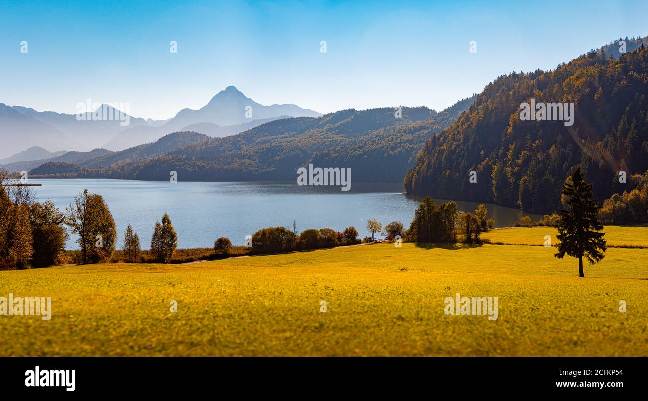 Montañas y lago en Baviera, Alemania, Europa. Escena del amanecer con pradera en primer plano y cielo nublado en segundo plano Foto de stock