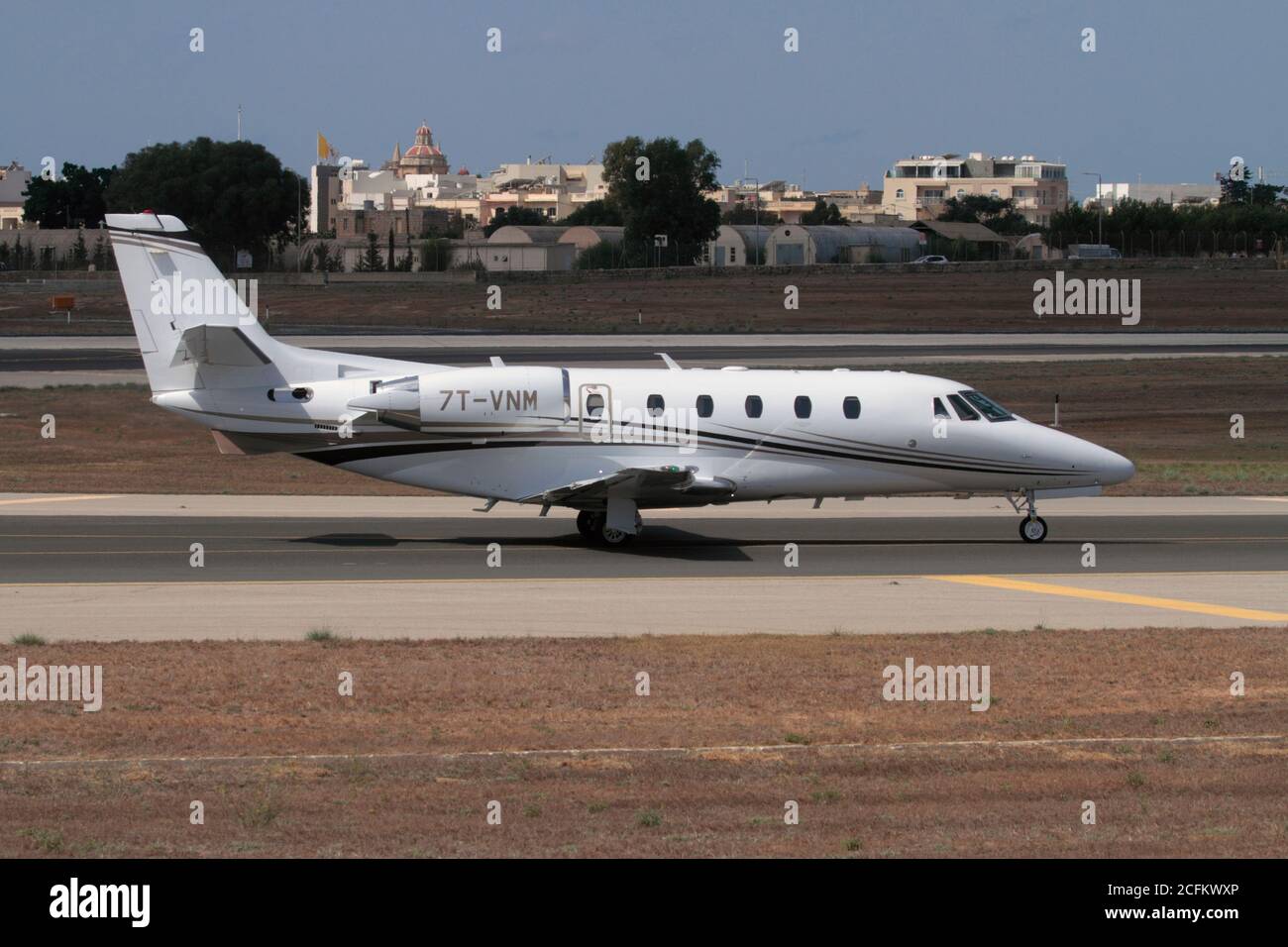 Cessna 560XL Citation XLS+ taxi de avión privado a la llegada a Malta. Viajes aéreos ejecutivos. Vista lateral. Foto de stock