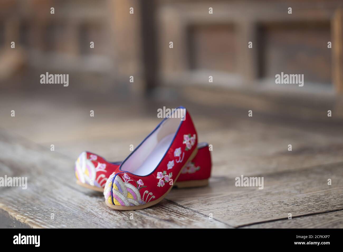 Zapatos florales tradicionales coreanos, imagen de año nuevo Fotografía de  stock - Alamy