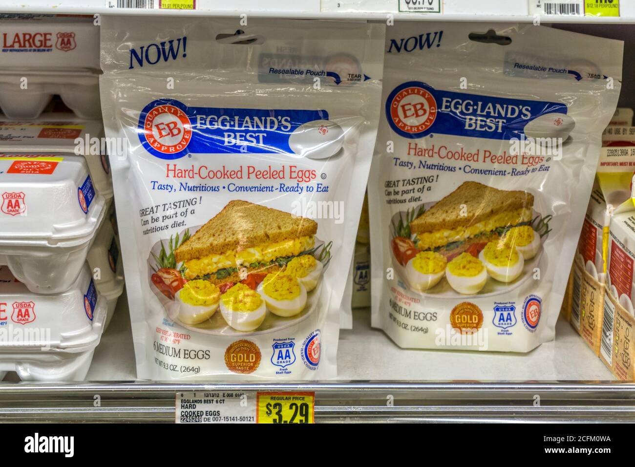 Paquetes de huevos duros y pelados a la venta en un supermercado americano. Foto de stock