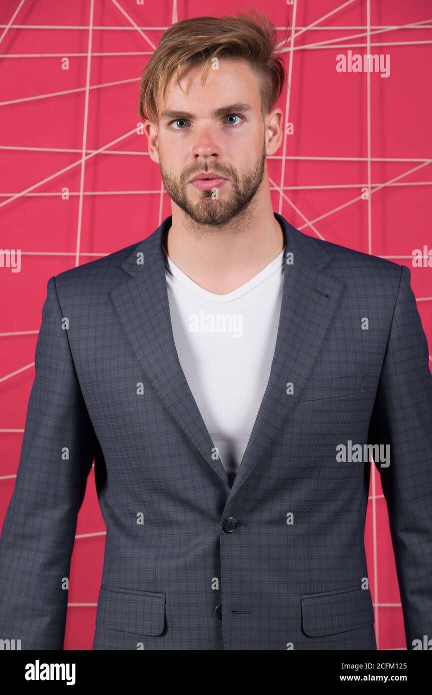Ropa y vestuario elegante concepto. Hombre o empresario desgaste clásico  traje azul oscuro. La moda masculina. Hombre ropa formal parece guapo y  seguro. Indumentaria adecuada influencia reputación en la sociedad  Fotografía de