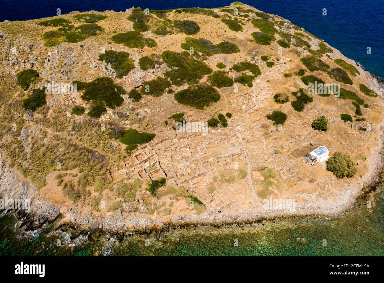 Vista aérea de las antiguas ruinas minoicas en la isla de Mochlos en Creta, Grecia Foto de stock