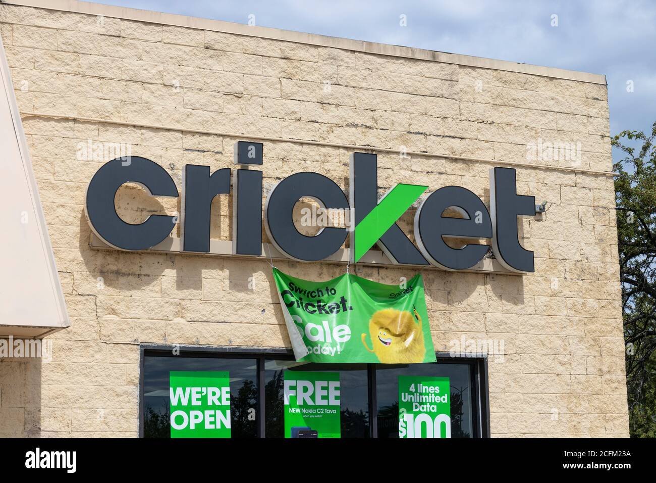 Toledo - Circa Septiembre 2020: Tienda de Cricket Wireless. Cricket Wireless proporciona servicio celular de prepago y es una filial DE AT&T Mobility. Foto de stock