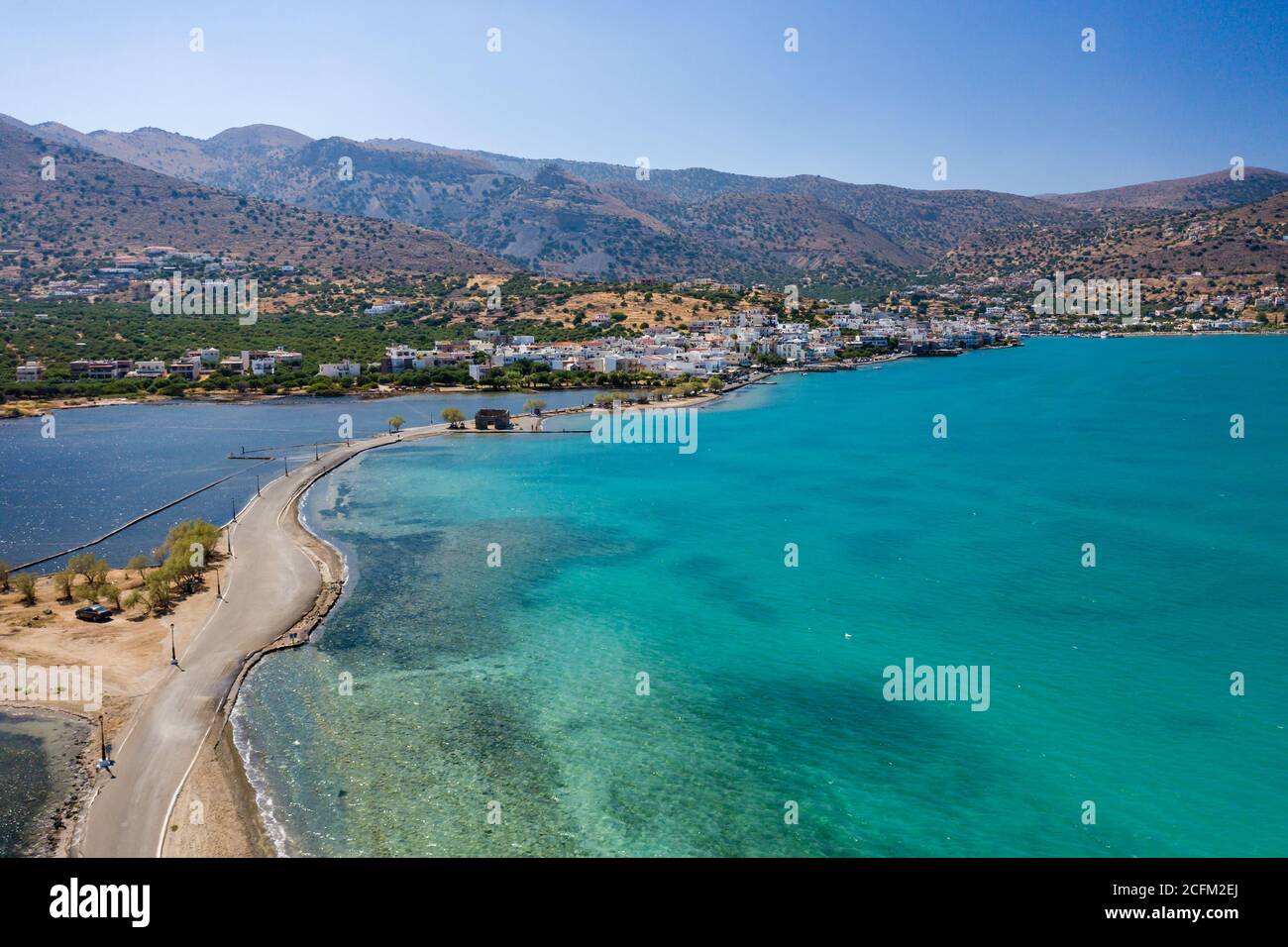 Vista aérea que muestra la calzada que conecta Elounda con la isla de Kolokitha junto con los restos de la ciudad minoica de Olous (Creta, Grecia) Foto de stock