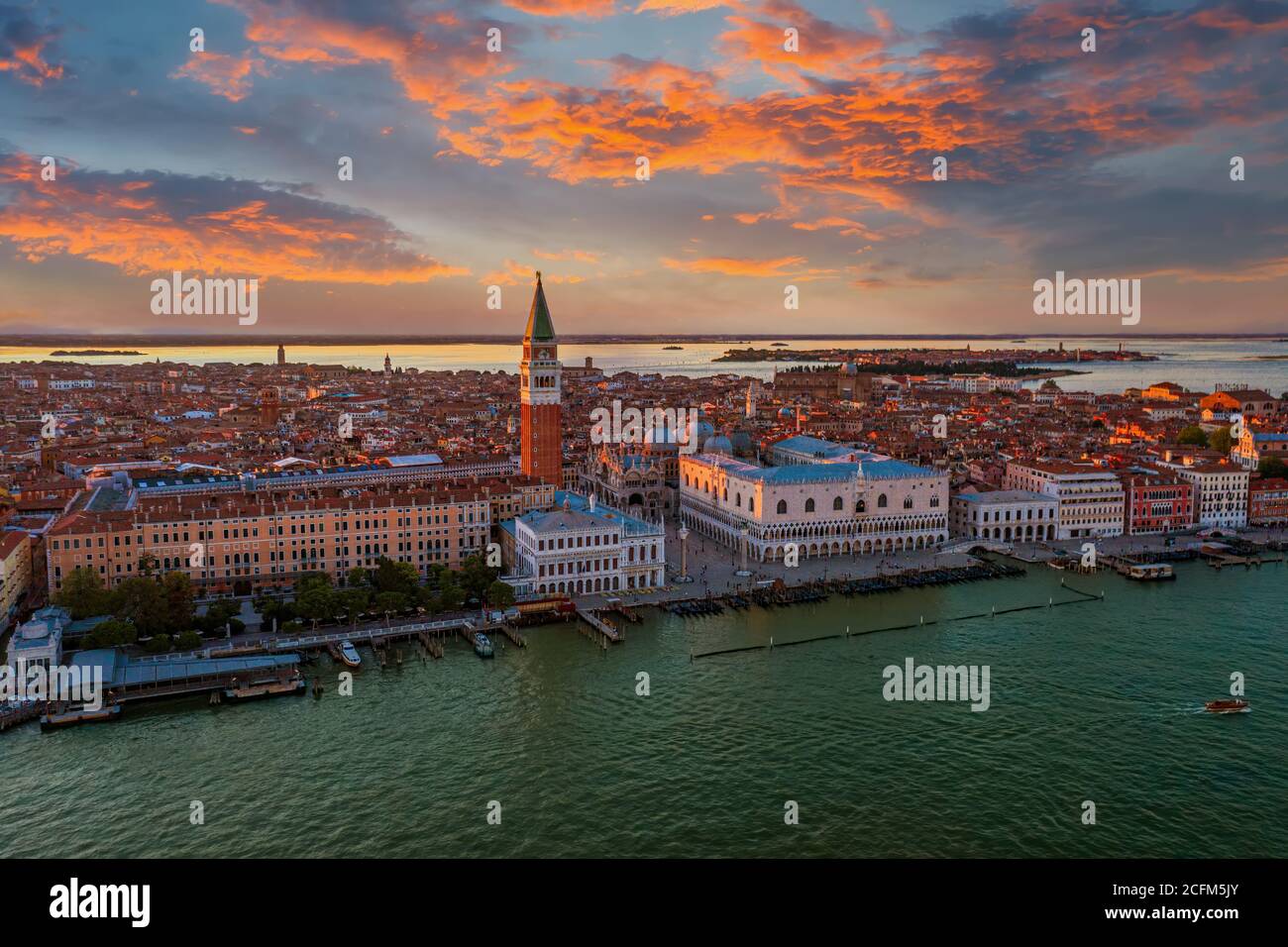 Hermoso horizonte de Venecia con Campanile y el Gran Canal durante puesta de sol Foto de stock