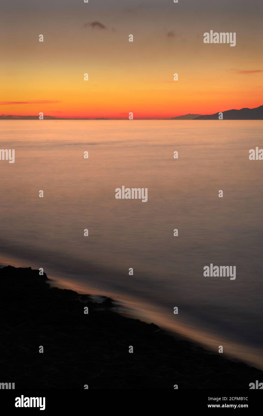 Georgia Strait Salish sea Crepúsculo al atardecer. Georgia Strait y Salish sea Sunset mirando hacia la isla de Vancouver. Foto de stock