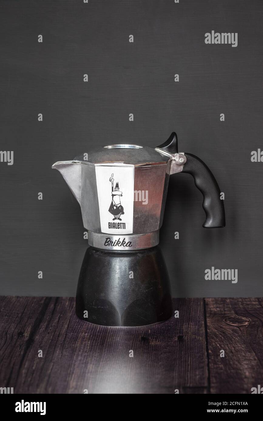 Una cafetera Bialetti Brikka Fotografía de stock - Alamy