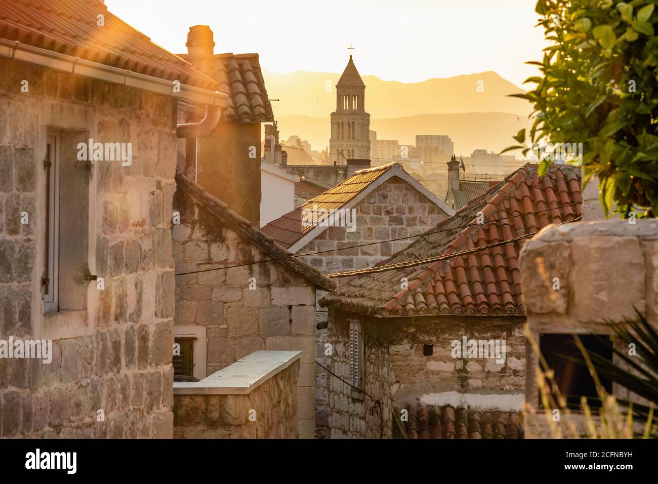Salida del sol sobre el casco antiguo de Split en Croacia Foto de stock