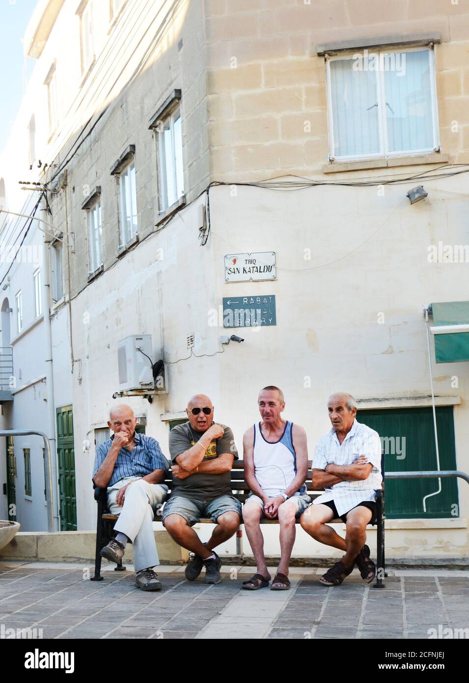Hombres malteses socializando en Rabat, Malta. Foto de stock